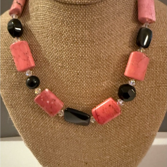 Estate Dyed Pink Natural Howlite and Black Gemstone Statement Necklace 20 Inches - Picture 2 of 5
